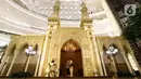Pengunjung melihat-lihat instalasi Istana Alhambra di Mal Senayan City, Jakarta Pusat, Kamis (15/4/2022). Instalasi megah setinggi 14 meter itu merupakan perwujudan dari tema The Divine Ramadan yang dibuat untuk menyemarakkan bulan puasa. (Liputan6.com/Herman Zakharia)