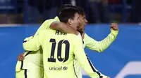 Pemain Barcelona Neymar bersama Messi melakukan selebrasi setelah mencetak gol ke gawang Atletico Madrid (Reuters)