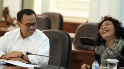 Menteri Kelautan dan Perikanan, Susi Pudjiastuti (kanan) bersama Menteri ESDM, Sudirman Said saat Sidang Kabinet Paripurna di Kantor Presiden, Istana Kepresidenan, Jakarta, Rabu (4/2/2015). (Liputan6.com/Faizal Fanani)