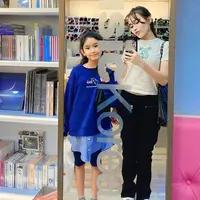 Seperti inilah potret OOTD Ayu Ting Ting dan Bilqis di Korea Selatan. Mereka terlihat tampil kompak dengan mengenakan outfit kasual. [Foto: Instagram.com/ayutingting 92]