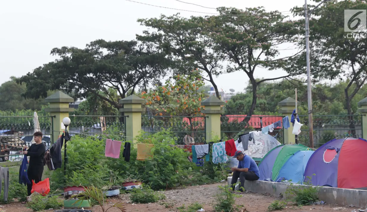 Aktivitas para pencari suaka yang masih bertahan di gedung bekas Markas Kodim, Kalideres, Jakarta, Selasa (3/9/2019). Pemprov DKI Jakarta memberikan batas waktu hingga 31 Agustus 2019,  namun masih banyak pencari suaka memilih bertahan di gedung itu. (Liputan6.com/Helmi Fithriansyah)