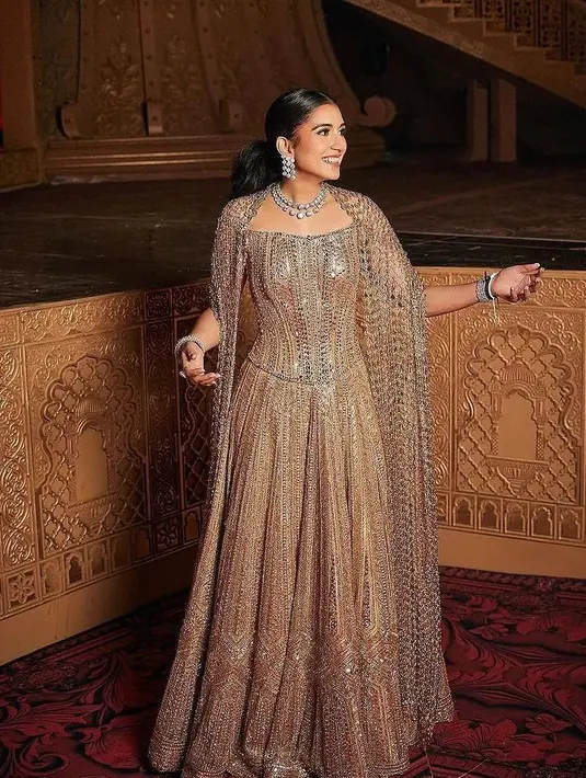 Seperti yang telah banyak diberitakan, Anant Ambani merupakan putra dari Crazy Rich India Mukesh Ambani. Anant Ambani akan segera menikahi Radhika Merchant, yang ternyata juga memiliki latar belakang tak kalah menarik untuk disimak. [Foto: Instagram/weddingsutra]