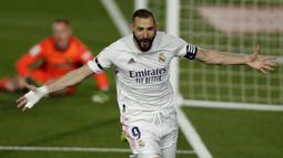 Striker Real Madrid, Karim Benzema melakukan selebrasi usai mencetak gol pertama timnya ke gawang Barcelona dalam laga lanjutan Liga Spanyol 2020/2021 pekan ke-30 di Alfredo di Stefano Stadium, Madrid, Sabtu (10/4/2021). Real Madrid menang 2-1 atas Barcelona. (AP/Manu Fernandez)
