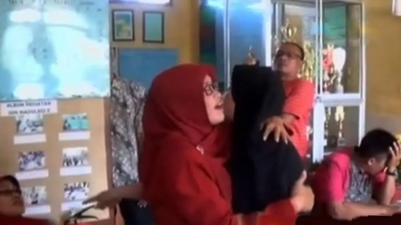 Anak Dimarahi Guru, Orangtua Siswa di Lamongan Mengamuk