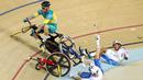  Pebalap Australia, Glenn O'Shea, bersenggolan dengan Elia Viviani (Italia), dan Park Sang-Hoon (Korea Selatan), dalam final omnium 40 km points race putra Olimpiade Rio 2016 di Rio Velodrome, Rio de Janeiro, Brasil, (15/8/2016). (Reuters/Paul Hanna)