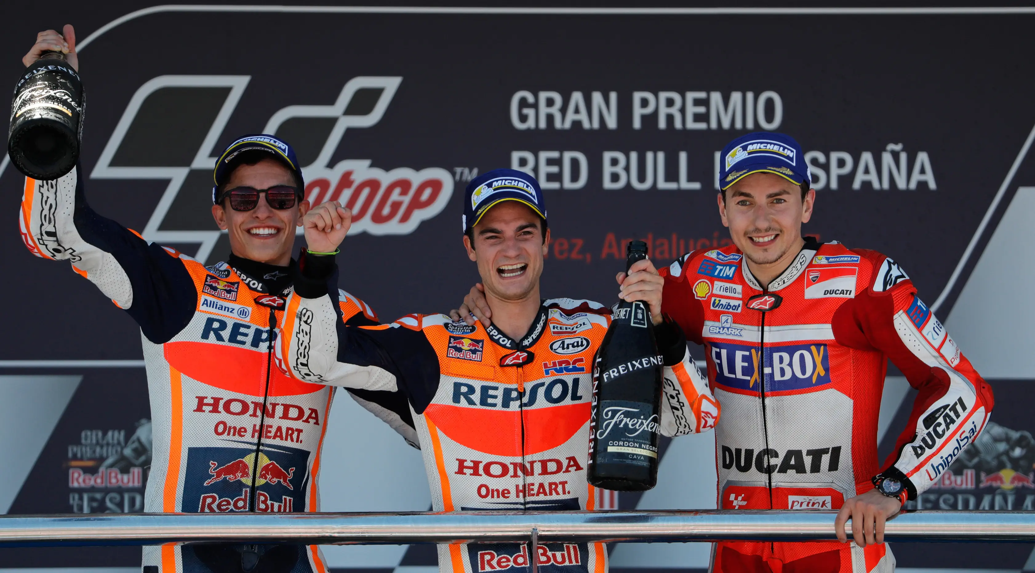 Jorge Lorenzo (kanan) menduduki posisi ketiga di MotoGP Spanyol.  (AP Photo/Miguel Morenatti)