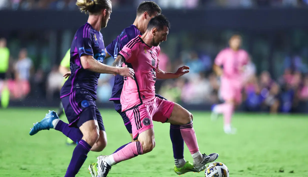 Inter Miami ketinggalan lebih dulu pada menit ke-57 setelah pemain Charlotte, Karol Swiderski berhasil mencetak gol. (Megan Briggs/Getty Images North America/Getty Images via AFP)