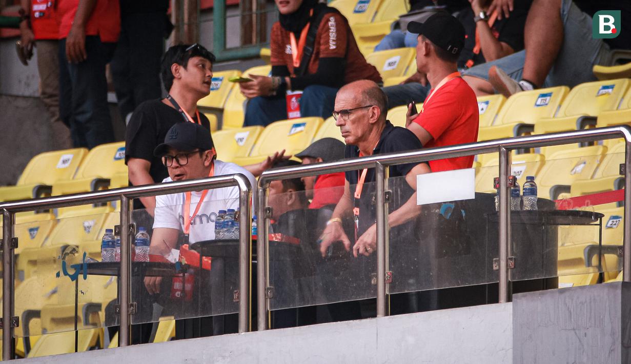 Kandidat pelatih Arema FC, Fernando Valente (kanan) ditemani General Manager Arema FC, Muhammad Yusrinal Fitriandi menyaksikan laga pekan kesembilan BRI Liga 1 2023/2024 di Stadion Patriot Candrabhaga, Bekasi, Minggu (20/08/2023). (Bola.com/Bagaskara Lazuardi)