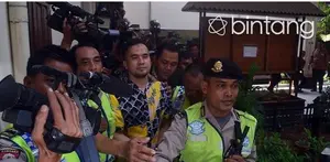 Kakak Saipul Jamil yang bernama Teh Ella hadir di sidang perdananya pada hari ini. Menceritakan keadaan adiknya yang terlihat kurus dan lebih bersih, Teh Ella pun mengungkapkan pembicaraan Saipul Jamil saat ia kunjungi.