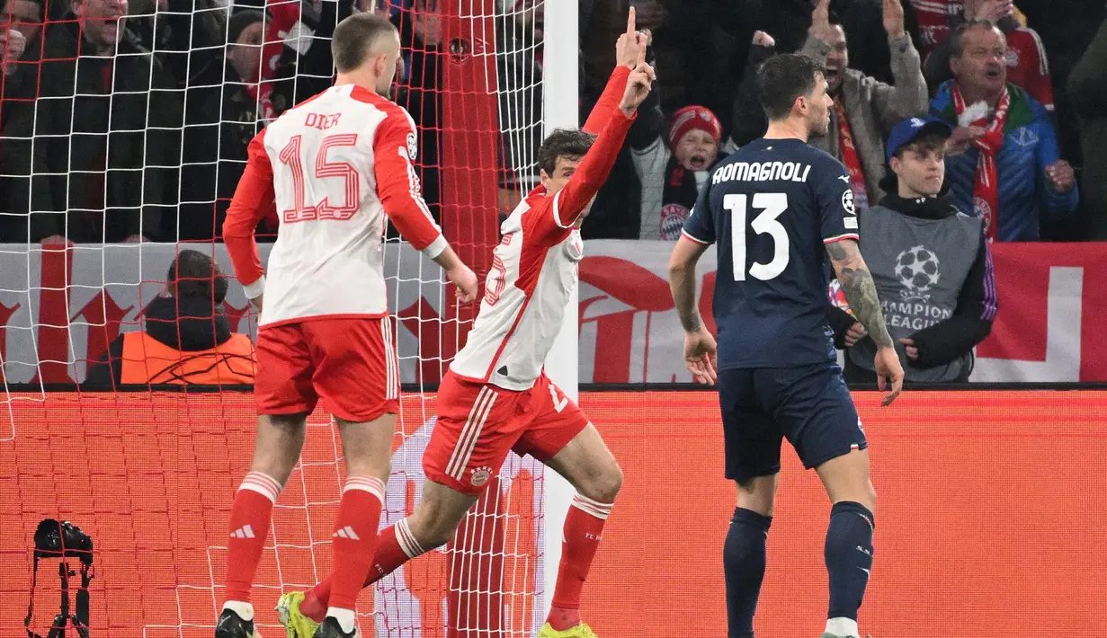 Gol kemenangan Bayern tak lepas dari kontribusi dua gol yang diciptakan Harry Kane pada menit ke-39 dan 66, ditambah Thomas Mueller (45+1'). (Kirill KUDRYAVTSEV/AFP)