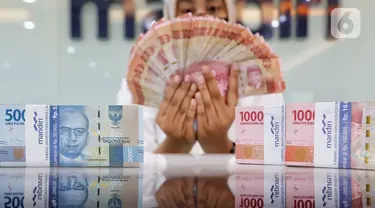 Teler menunjukan mata uang rupiah di Jakarta, Jumat (3/3/2023). Nilai tukar rupiah terhadap dolar Amerika Serikat ditutup melemah ke level Rp15.311 pada penutupan perdagangan hari ini, rupiah ditutup melemah 0,20 persen atau turun 30,5 poin ke Rp15.311 per dolar AS. (Liputan6.com/Angga Yuniar)