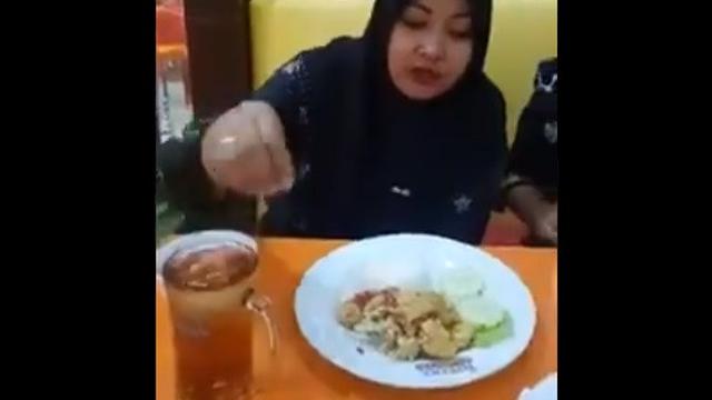 minum kobokan (foto: twitter @HoofdbureauID)