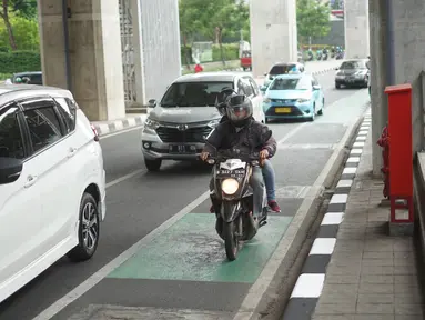 Kendaraan melintasi jalur sepeda di Jalan Fatmawati Raya, Jakarta Selatan, Kamis (21/11/2019). Mulai 20 November 2019, penindakan atau tilang diberlakukan kepada para penerobos jalur sepeda di Jakarta. (Liputan6.com/Immanuel Antonius)