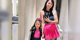 Sharena dalam foto terbarunya tampil serasi dengan sang putri. Sharena mengenakan tank top hitam, dipadu mini skirt fuchsia, kaus kaki panjang, dan sneakers hitam. Sedangkan putrinya pun mengenakan outfit serupa; atasan berwarna fuchsia, rok tutu hitam, kaus kaki panjang, dan sneakers hitam-putih, ditambah sport jacket berwarna hitam. Foto: Instagram.