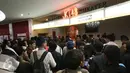 Para fans JKT 48 saat berkumpul di depan JKT48 Theater, Jakarta, Senin (27/03). Fans dan member JKT 48 menghadiri acara mengheningkan cipta dan doa bersama untuk mendiang Inao Jiro selaku General Manager JKT48. (Liputan6.com/Herman Zakharia)