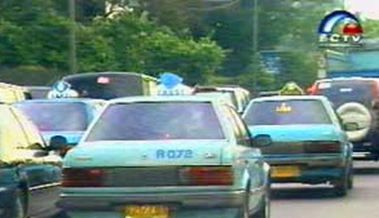 Taksi dengan Armada Ford Laser. (Source: liputan6.com)