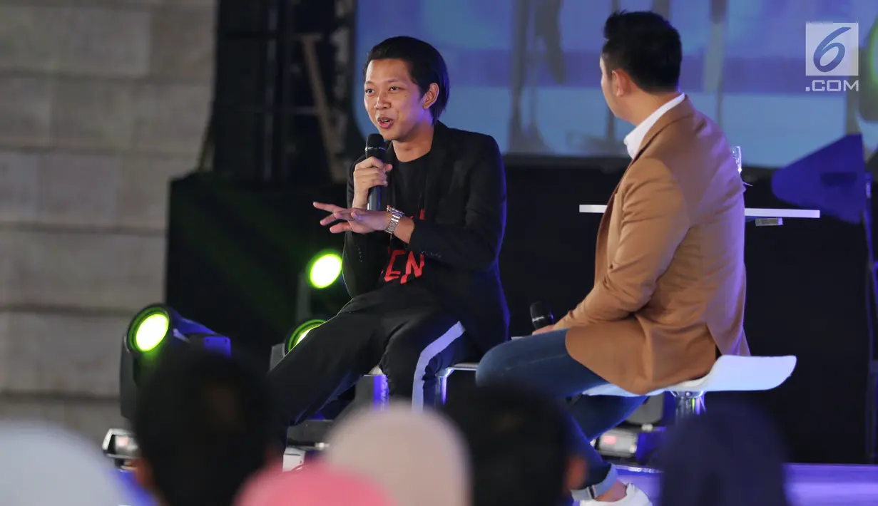 Creativepreneur  yang juga aktor Bayu Skak (kiri) saat menjadi pembicara dalam Emtek Goes To Campus (EGTC) 2018 di Universitas Muhammadiyah Malang (UMM), Rabu (26/9). Bayu memberikan tips dan trik tentang akting. (Liputan6.com/JohanTallo)