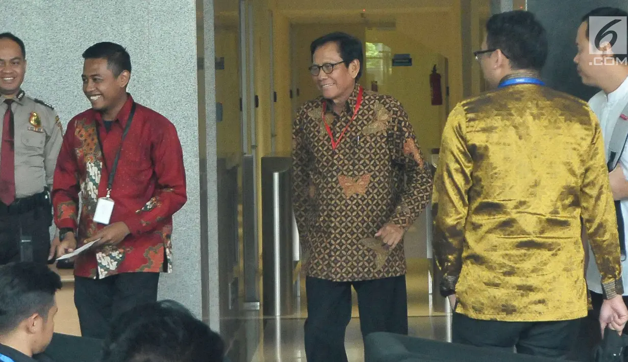 Politikus Partai Demokrat Jafar Hafsah saat berada di dalam gedung KPK, Jakarta, Jumat (7/7). Ketua Fraksi Partai Demokrat DPR periode 2010-2012 itu mengaku hanya melengkapi keterangan sebelumnya. (Liputan6.com/Helmi Afandi)