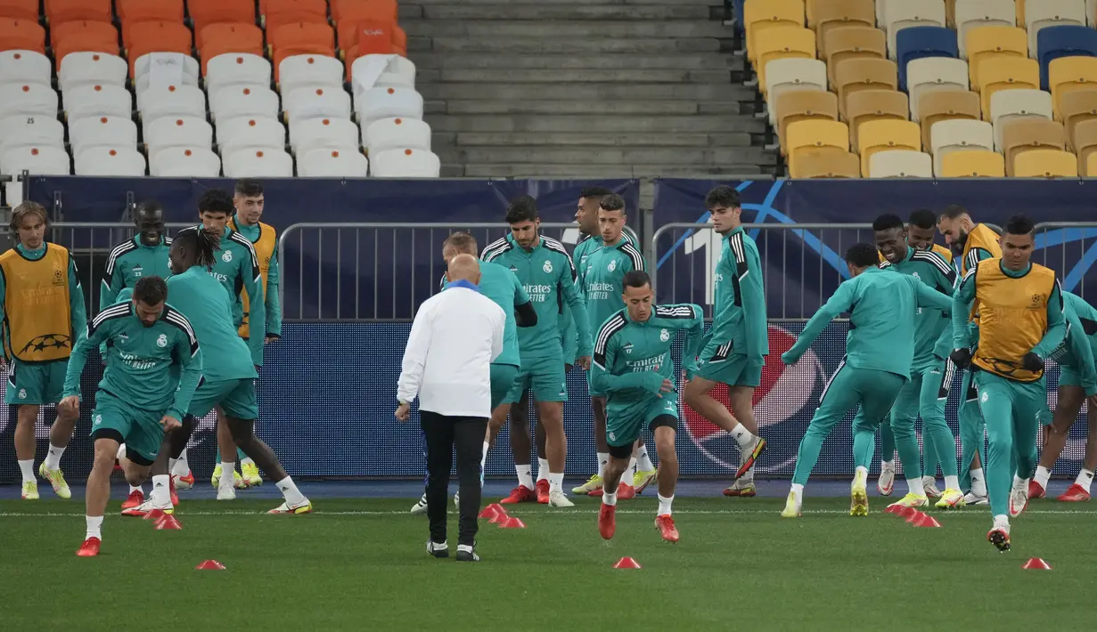 Para pemain Real Madrid melakukan pemanasan selama mengikuti sesi latihan di Stadion Olimpiyskiy di Kyiv, Ukraina, Senin (18/10/2021). Real Madrid akan bertanding melawan Shakhtar Donetsk pada Grup D Liga Champions di NSC Olimpyskiy. (AP Photo/Efrem Lukatsky)