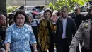 Istri Ketua DPR Setya Novanto, Deisti Astriani Tagor memenuhi panggilan KPK di Jakarta, Senin (20/11). Deisti tak mengucapkan sepatah kata dan langsung berjalan masuk untuk menjalani pemeriksaan terkait kasus korupsi e-KTP. (Liputan6.com/Faizal Fanani)