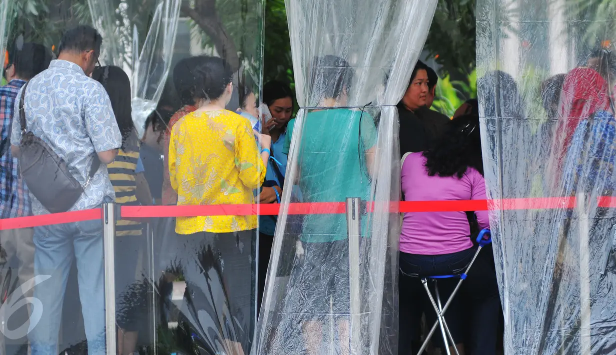 Ratusan pecinta traveling terlihat mengantri di area kawasan Senayan City, Jakarta, (11/03/16). Menyusul kesuksesan tahun lalu, BCA kembali bekerja sama dengan Singapore Airlines untuk memberikan berbagai penawaran menarik. (Liputan6.com/Faisal R Syam)