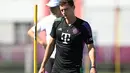 Bek Bayern Munchen itu dilaporkan sedikit lagi akan pindah ke Inter Milan. (Photo by Christof STACHE / AFP)