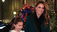 Pesona Kate Middleton dan Keluarga di Konser Natal Kerajaan 2025, Daur Ulang Mantel Lama