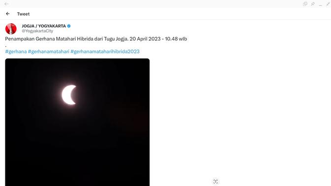 <p>Foto gerhana matahari hibrida bidikan pengguna Twitter @yogyakartacity (Foto: Akun Twitter @Yogyakartacity).</p>