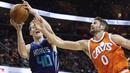 Pemain Charlotte Hornets, Cody Zeller #40 mencoba memasukan bola melewati pemain Cleveland Cavaliers, Kevin Love #0 pada laga NBA di Quicken Loans Arena, (10/12/2016). (AP/Ron Schwane)