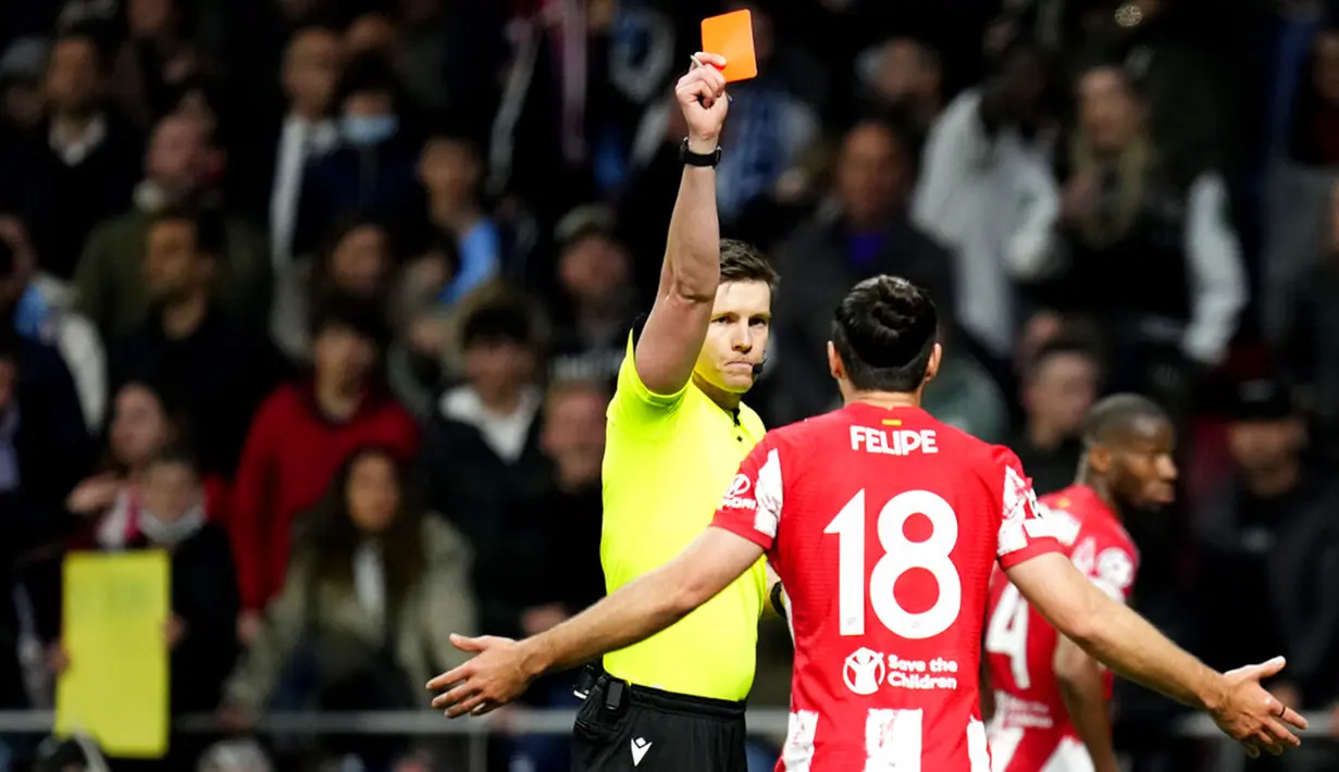 Pemain Atletico Madrid Felipe menerima kartu merah saat melawan Manchester City pada pertandingan sepak bola leg kedua perempat final Liga Champions di Stadion Wanda Metropolitano, Madrid, Spanyol, 13 April 2022. Pertandingan berakhir imbang 0-0. (AP Photo/Manu Fernandez)