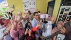 Warga berselfie bersama Cawagub DKI Jakarta, Sandiaga Salahudin Uno, Jakarta, Rabu (16/11). Cawagub DKI Jakarta No 3, Sandiaga Salahudin Uno menyambangi warga Kalisari, Pasar Rebo, Jakarta Timur. (Liputan6.com/Yoppy Renato)