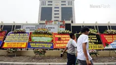 Markas Besar (Mabes) Polri hari ini dikelilingi karangan bunga dari masyarakat. Dari ratusan karangan bunga, terdapat karangan bunga yang menuntut Polri untuk membebaskan Ahok dari jeratan kasus penistaan agama.