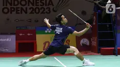 Pebulu tangkis tunggal putra Indonesia Anthony Sinisuka Ginting berusaha mengembalikan kok ke arah lawannya Jonatan Christie pada perempat final turnamen Indonesia Open 2023 di Istora Senayan, Jakarta, Jumat (16/6/2023). (Liputan6.com/Herman Zakharia)