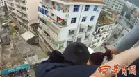 Seorang istri yang ingin bunuh diri dengan loncat dari gedung selamat, lantaran sang suami tarik rambut istri. | via: shanghaiist.com