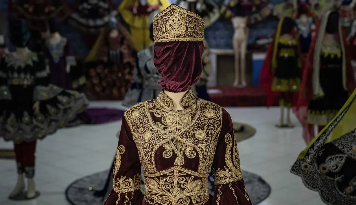 Kepala sebuah manekin ditutupi di sebuah toko pakaian wanita di Kabul, Afghanistan, Senin, 26 Desember 2022. Di satu toko, manekin dengan gaun tanpa lengan semuanya memakai kantong plastik hitam di atas kepala mereka. Pemilik mengatakan dia tidak mampu membeli lebih banyak. (AP Photo/Ebrahim Noroozi)