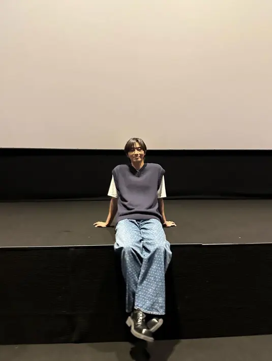 Park Seo Joon sedang duduk santai. Sepertinya foto ini diambil saat dia sedang melakukan promosi film dari bioskop ke bioskop. (Foto: Instagram/ bn_sj2013)
