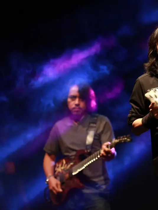 Gigi selalu tampil enerjik di setiap performanya. Terlihat Dewa Budjana (gitaris) mengiringi alunan merdu suara Armand Maulana (vokalis).  (Deki Prayoga/Bintang.com)