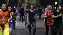Sejumlah warga berlari di kawasan Stadion Utama Gelora Bung Karno, Senayan, Jakarta, Rabu (9/10). Olahraga lari pada malam hari di GBK menjadi pilihan pekerja ibu kota. (Bola.com/Yoppy Renato)