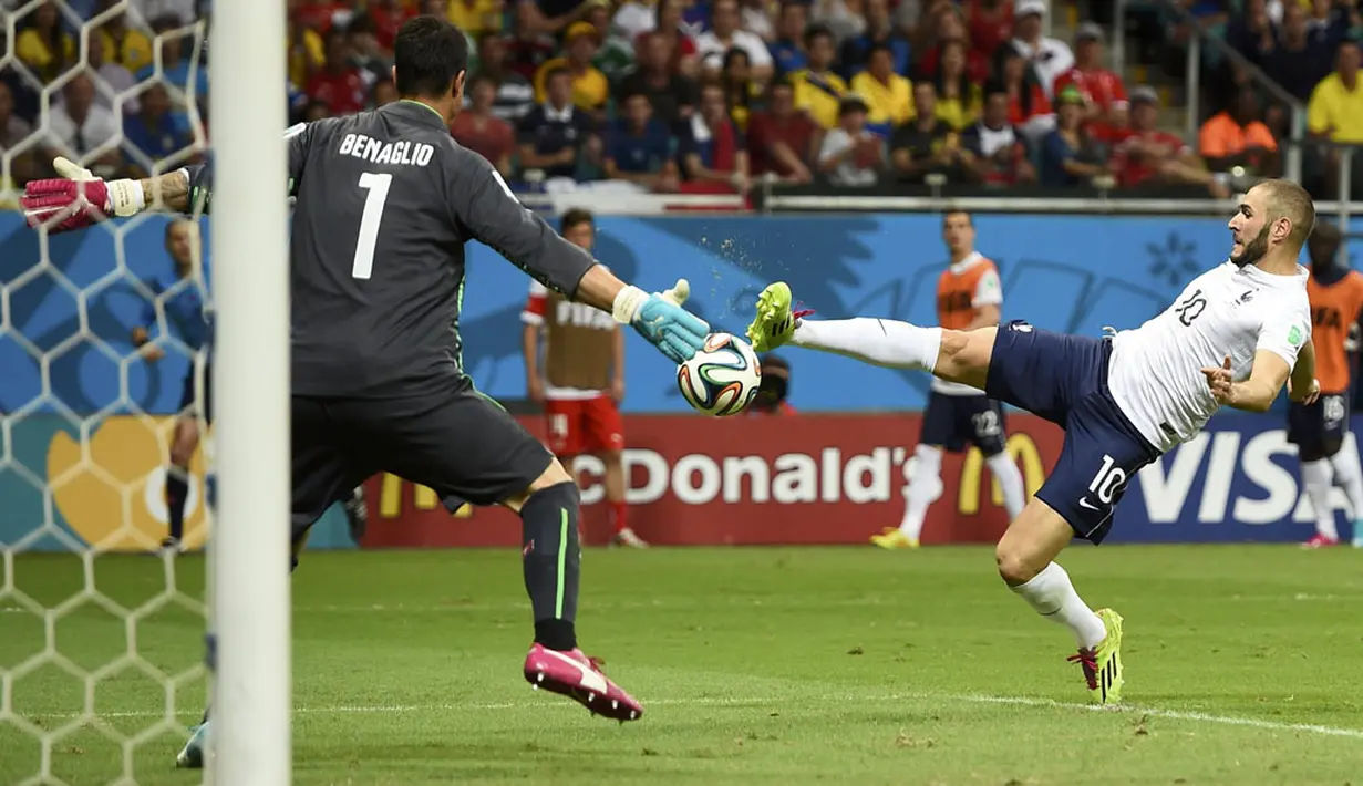 Sepakan keras pemain depan Perancis, Karim Benzema (kanan), tidak mampu ditahan penjaga gawang Swiss, Diego Benaglio, di laga penyisihan Piala Dunia 2014 Grup E di Stadion Fonte Nova, Salvador, Brasil, (21/6/2014). (REUTERS/Dylan Martinez)