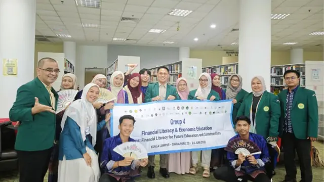 Mahasiswa doktor gelar program pengabdian masyarakat di Malaysia untuk memperkuat literasi keuangan bagi calon pendidik melalui pelatihan interaktif.