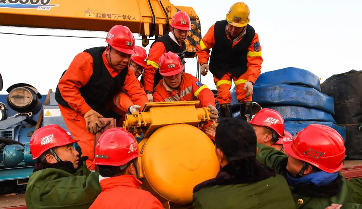 Tim penyelamat memindahkan pompa untuk mengalirkan air saat operasi penyelamatan penambang yang terperangkap dalam tambang batu bara di Xiaoyi, Shanxi, China, 16 Desember 2021. Musibah terjadi pada 15 Desember 2021 sekitar pukul 23.00 waktu setempat. (STR/CNS/AFP)