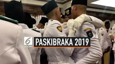 Tim Merah terpilih menjadi pasukan yang mengibarkan bendera di upacara HUT ke-74 RI pagi ini. Usai menjalankan tugas, personel tim merah menangis terharu dan saling berpelukan.