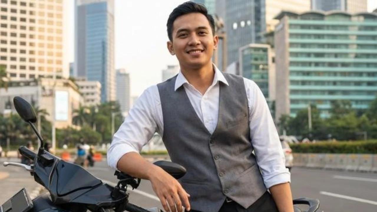 7 Gaya Outfit Kantor untuk Pengendara Motor yang Praktis dan Tetap Rapi