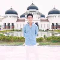 Teuku Rassya, belakangan ini memang jarang terlihat di layar televisi lantaran tengah menuntut ilmu di luar negeri. Oleh karena itu juga, sampai sekarang ini belum terdengar soal kisah asmara remaja tampan yang satu ini. (Instagram/teukurassya)
