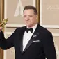 Brendan Fraser memegang piala Oscar 2023 untuk Aktor Terbaik untuk film The Whale. (Dok: AFP/Rodin Eckenroth )