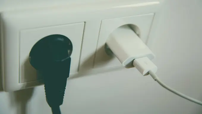 Membiarkan Kabel Charger Terus Mencolok? Ini Risiko yang Harus Kamu Ketahui