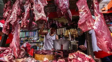 Aktivitas pedagang daging sapi di Pasar Kebayoran Lama, Jakarta saat melayani pembeli, Kamis (4/4/2024). (Liputan6.com/Angga Yuniar)