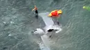 Kondisi pesawat Korps Marinir AS MV-22 Osprey usai jatuh di lepas pantai Nago, Okinawa, Jepang, (14/12). Otoritas terkait masih menyelidiki penyebab jatuhnya pesawat. (Reuters/Kyodo)