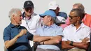 Mantan Presiden AS, Bill Clinton, George W Bush dan Barack Obama saat upacara pembukaan pertandingan golf President Cup di New Jersey, Kamis (28/9). Pertama kalinya tiga presiden datang bersama di turnamen yang diluncurkan pada 1994. (Sam Greenwood/AFP)