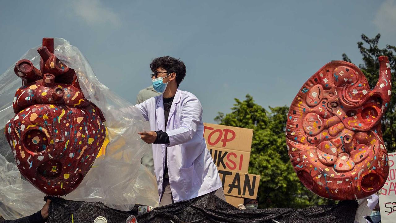 FOTO: Instalasi Jantung Rusak di Surabaya Serukan Bahaya Mikroplastik Bagi Manusia